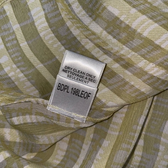 BCBGMAXAZRIA 100% silk blouse size XS - Picture 8 of 8